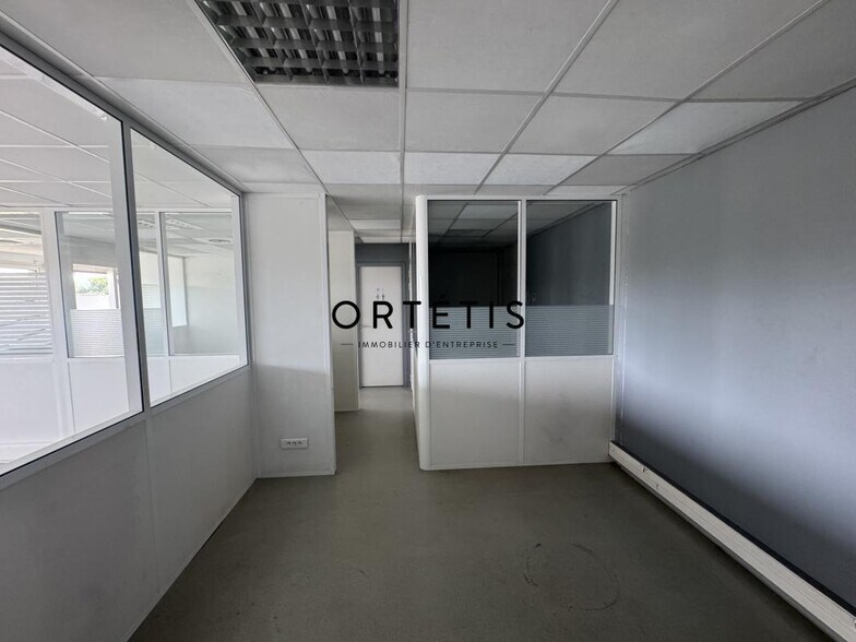 Office in Seilh for lease - Interior Photo - Image 3 of 5