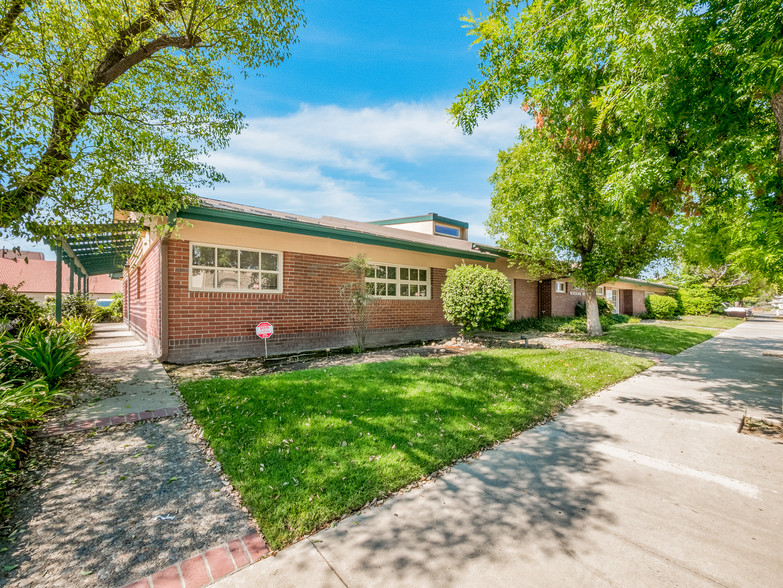 213 Center St, Hanford, CA à vendre - Photo du bâtiment - Image 1 de 1