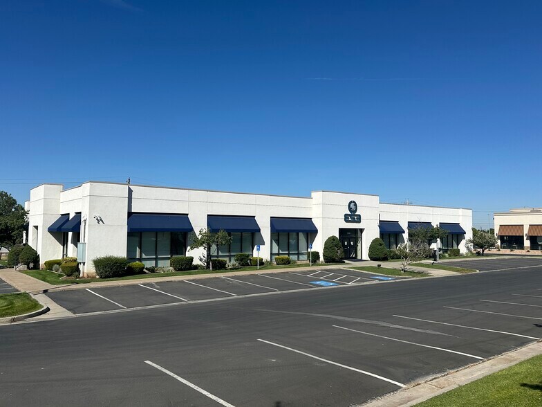 1346 S Legend Hills Dr, Clearfield, UT à louer - Photo du bâtiment - Image 1 de 6