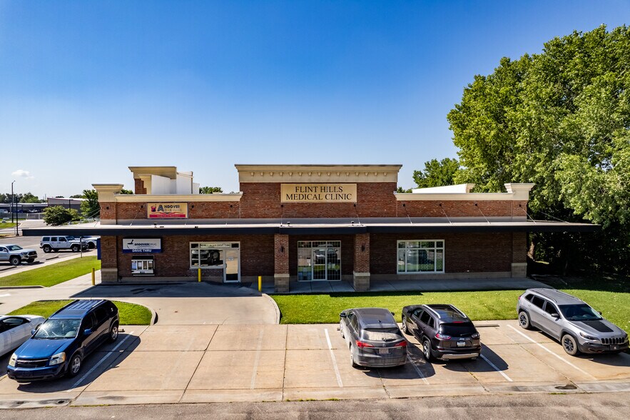 307 W US Highway 54, Andover, KS à vendre - Photo du bâtiment - Image 3 de 30