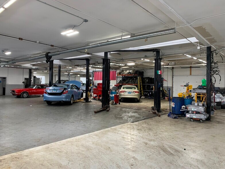 3464 N Knox Ave, Chicago, IL for lease - Interior Photo - Image 1 of 14