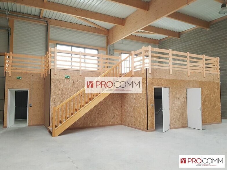 Flex in Chartres for lease - Interior Photo - Image 3 of 11