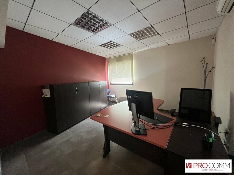 Retail in Carpentras for lease - Interior Photo - Image 3 of 10