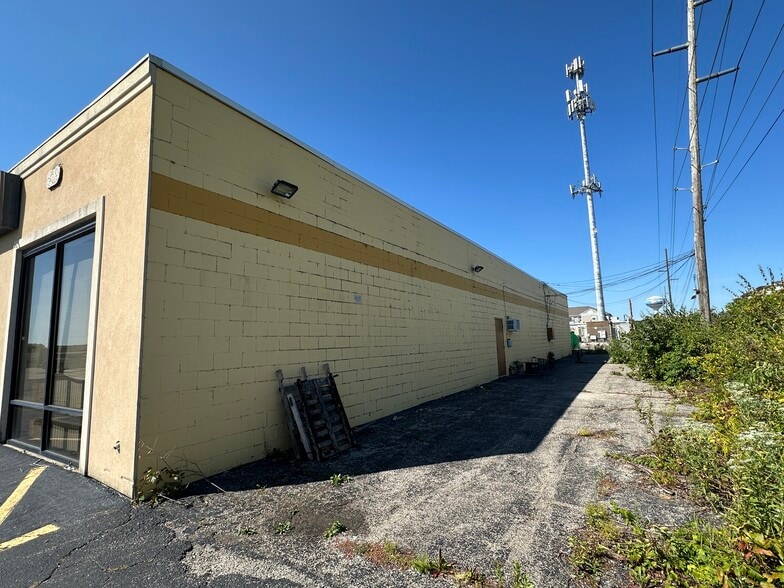 8935-8947 Kingsridge Rd, Dayton, OH for lease - Building Photo - Image 2 of 9