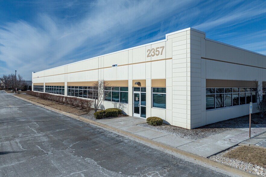 2357 Sequoia Dr, Aurora, IL for lease - Primary Photo - Image 1 of 4