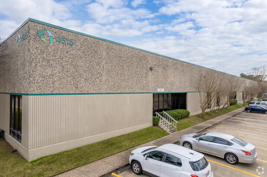 4515 S Pinemont Dr, Houston, TX à louer - Photo du bâtiment - Image 2 de 5
