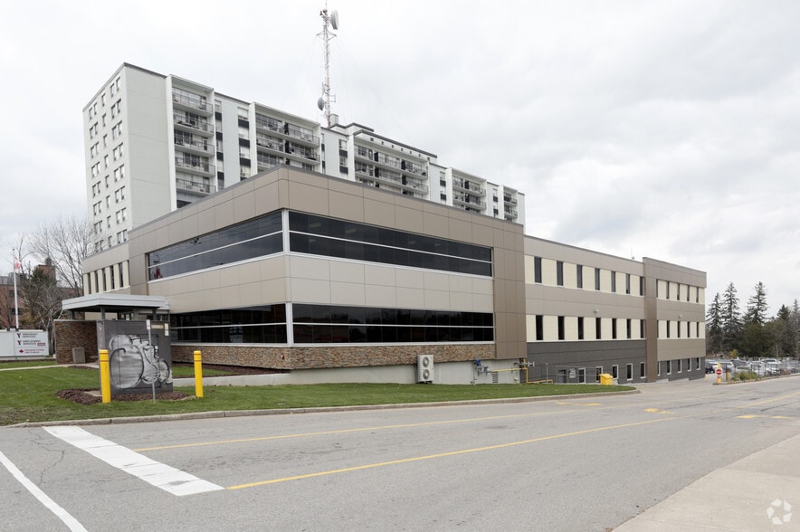 800 King St W, Kitchener, ON for lease - Building Photo - Image 2 of 3