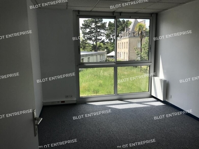 Office in Quimper for lease - Interior Photo - Image 2 of 7