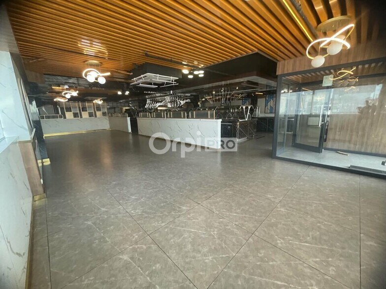 Retail in Quetigny for lease - Interior Photo - Image 3 of 6