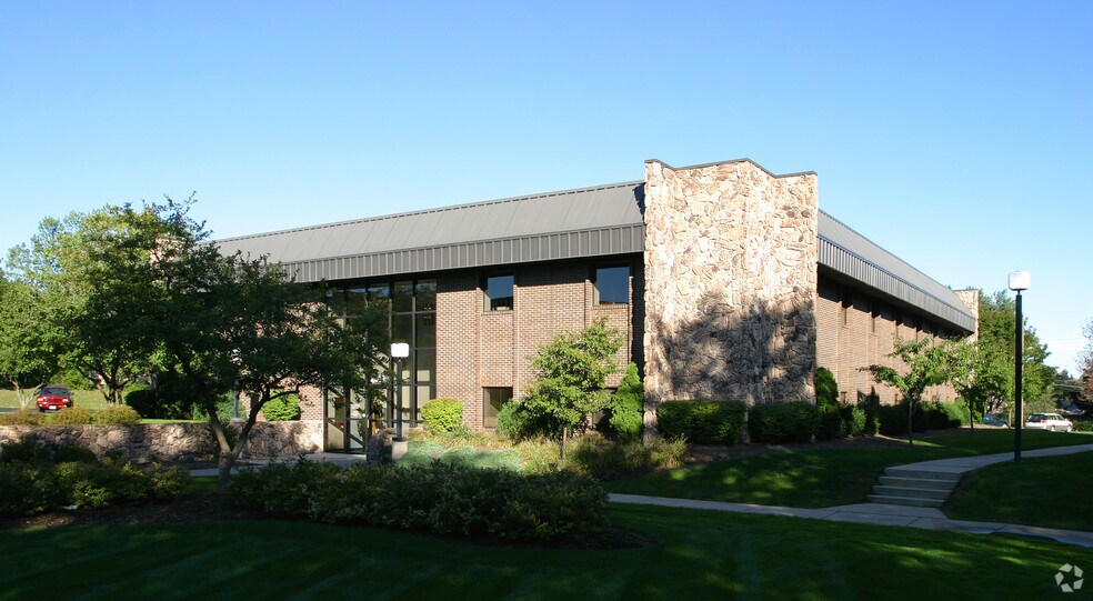 2515 N 124th St, Brookfield, WI à louer - Photo du bâtiment - Image 2 de 2