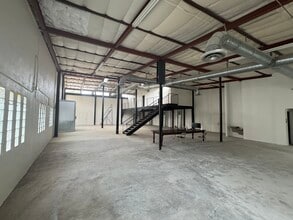 1108 S Flores St, San Antonio, TX for lease Interior Photo- Image 1 of 6
