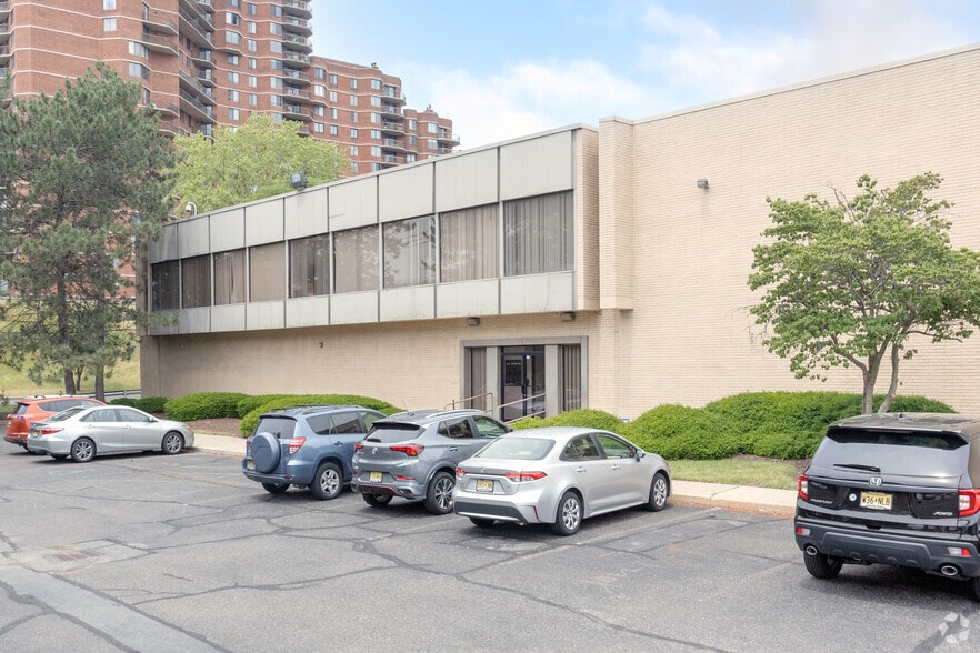 1111 Secaucus Rd, Secaucus, NJ for lease - Building Photo - Image 2 of 5