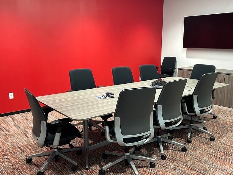 506 W Anthony Dr, Champaign, IL for lease - Interior Photo - Image 2 of 4