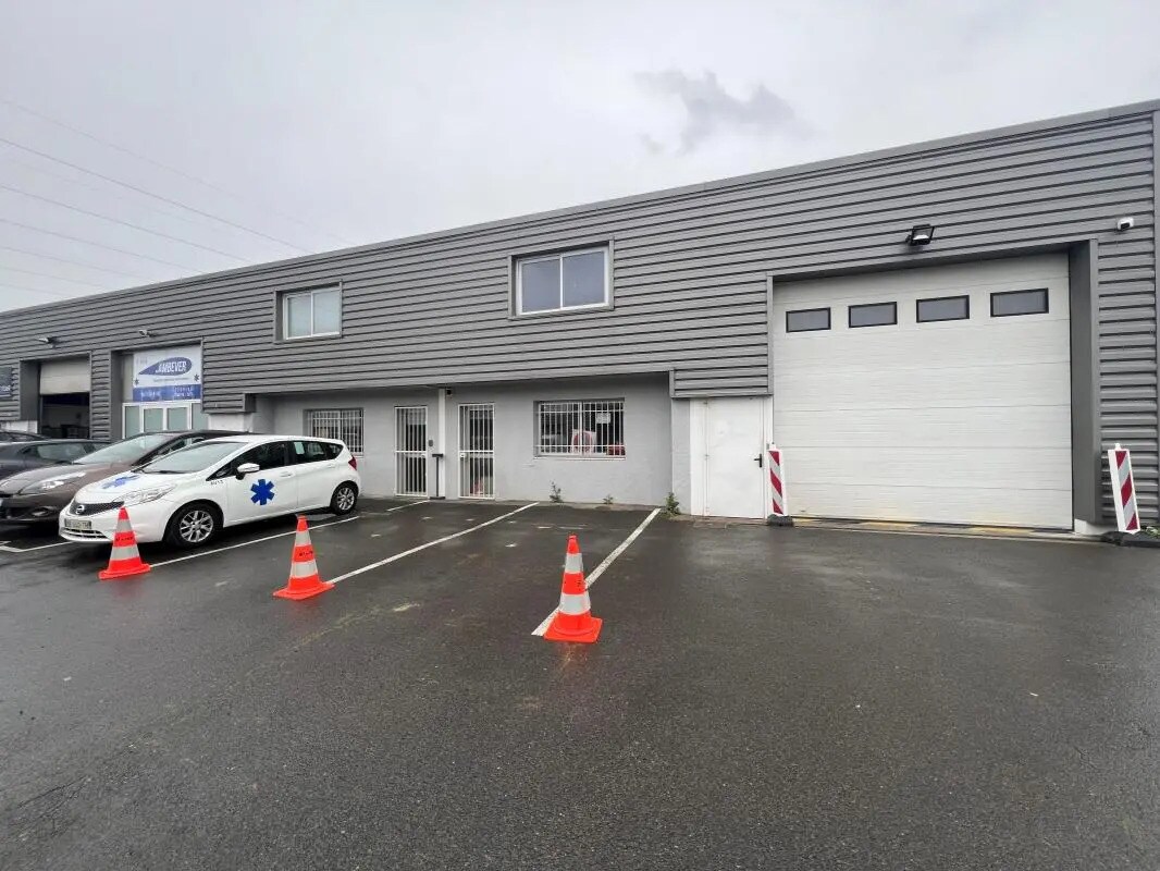 Flex in Arnas for lease Building Photo- Image 1 of 7
