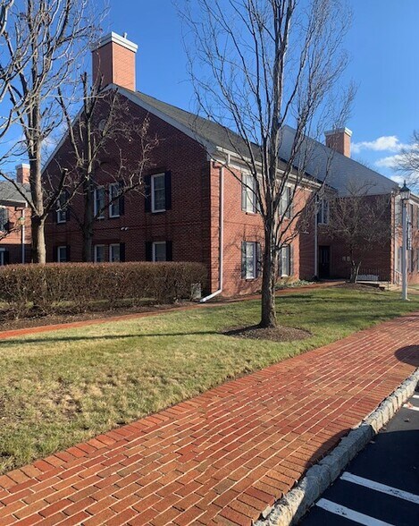 9 Auer Ct, East Brunswick, NJ à louer - Photo du bâtiment - Image 2 de 8