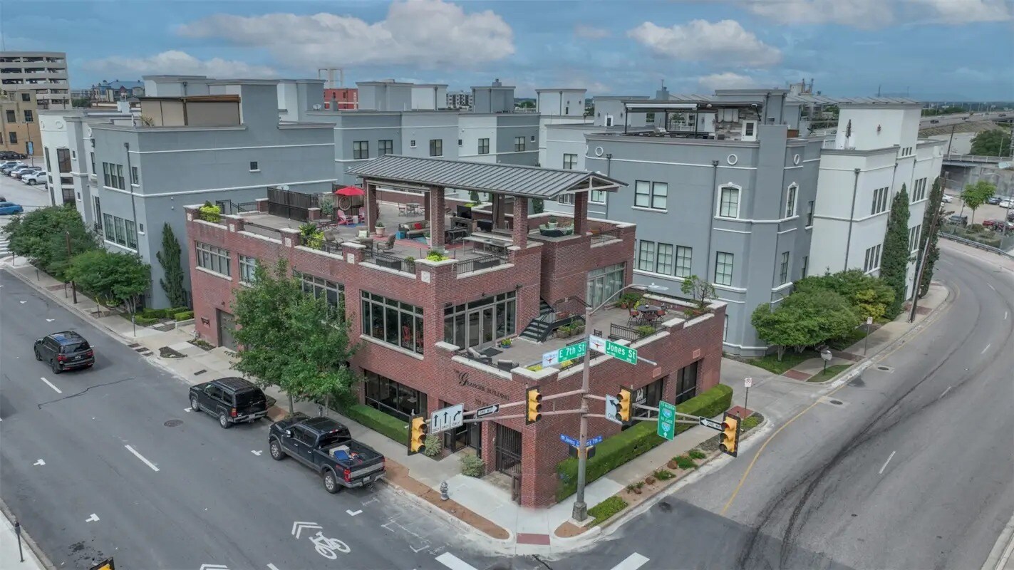 715 Jones St, Fort Worth, TX for lease Primary Photo- Image 1 of 42