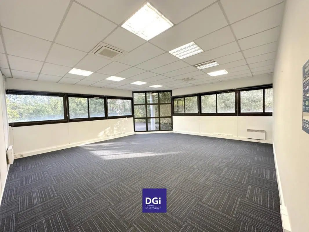 Office in Nîmes for lease Interior Photo- Image 1 of 8