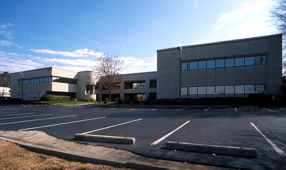 5855 Jimmy Carter Blvd, Norcross, GA à louer - Photo du bâtiment - Image 2 de 4