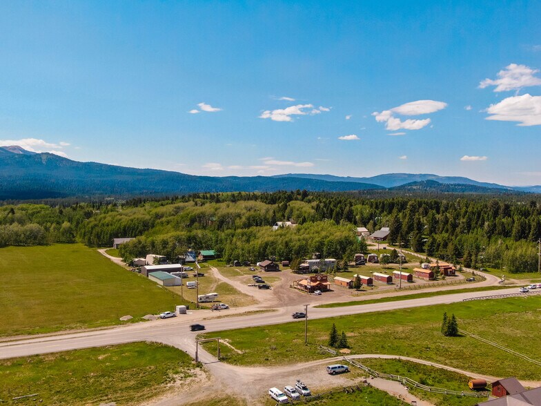 4771 N Hwy 20, Island Park, ID à vendre - Photo du bâtiment - Image 2 de 43