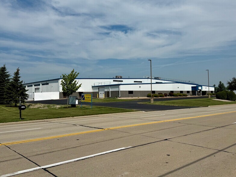 2855 S Oakwood Rd, Oshkosh, WI à louer - Photo du bâtiment - Image 1 de 13