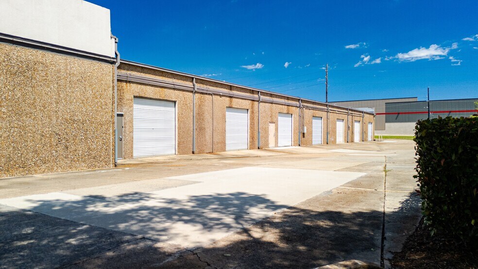 4230-4246 Bluebonnet Dr, Stafford, TX à louer - Photo du bâtiment - Image 2 de 6