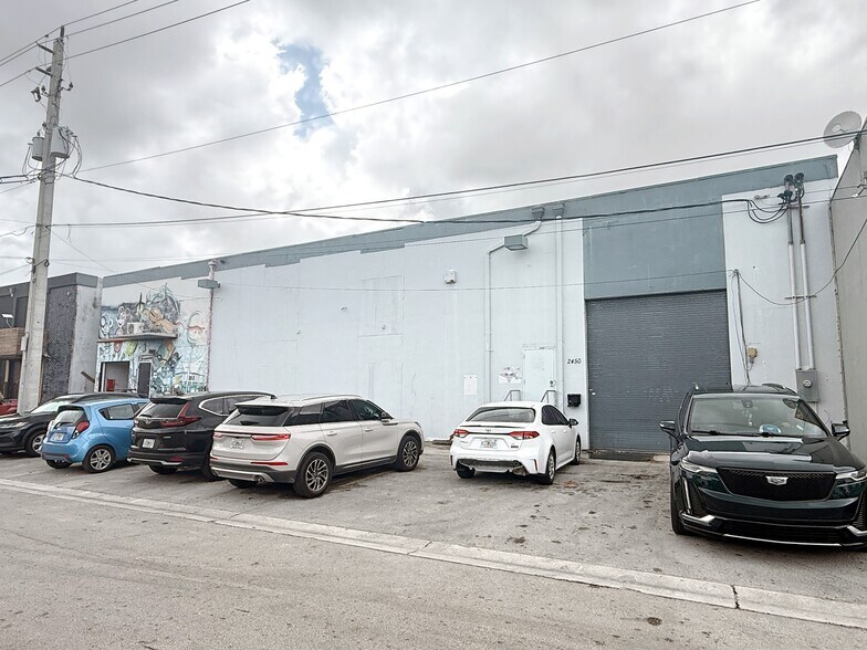 870 W 25th St, Hialeah, FL à louer - Photo du bâtiment - Image 3 de 8