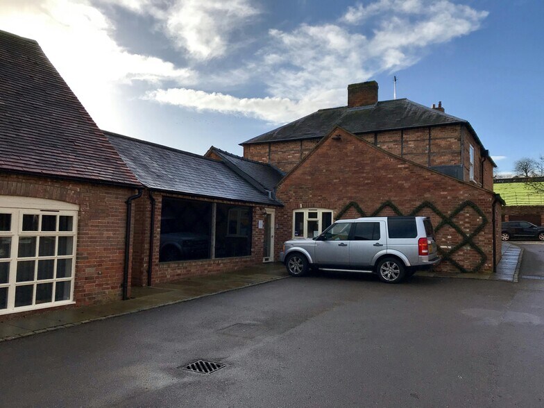 Thame Rd, Aylesbury à louer - Photo du bâtiment - Image 2 de 2