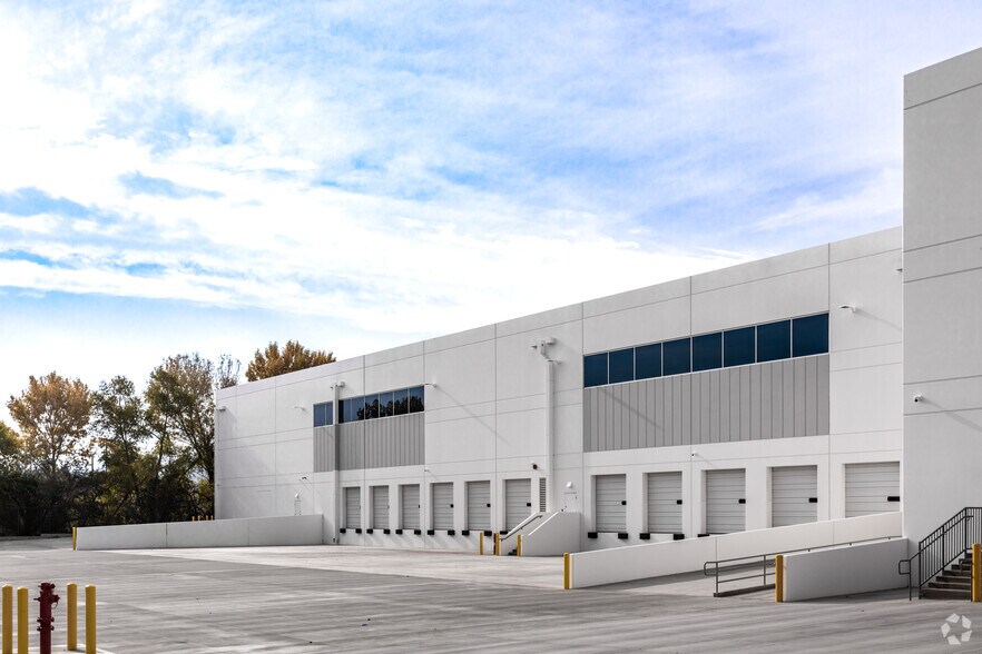 17 Longitude Way, Corona, CA à louer - Photo du bâtiment - Image 2 de 6