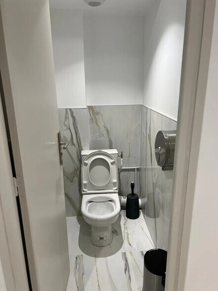 Office in Paris for sale - Interior Photo - Image 2 of 13