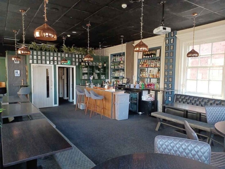 3 The Cross & Chandlery House portfolio of 2 properties for sale on LoopNet.ca - Building Photo - Image 3 of 11