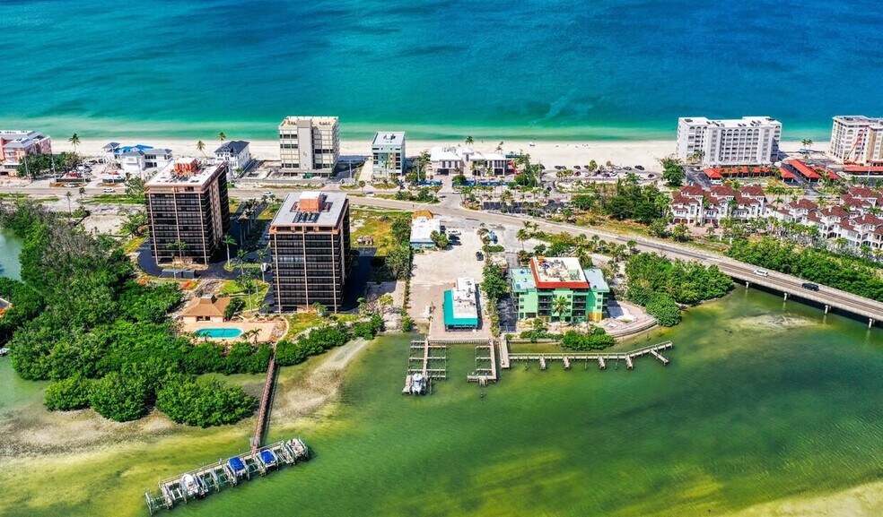 26107 Hickory Blvd, Bonita Springs, FL à vendre - Photo du bâtiment - Image 2 de 3