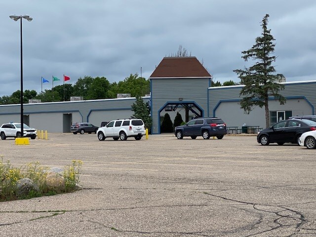 201 Lyndale Ave S, Faribault, MN à louer Photo du bâtiment- Image 1 de 5