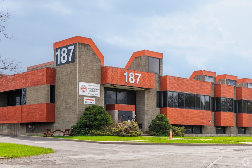 187 N Concourse, North Syracuse, NY for lease - Primary Photo - Image 1 of 4