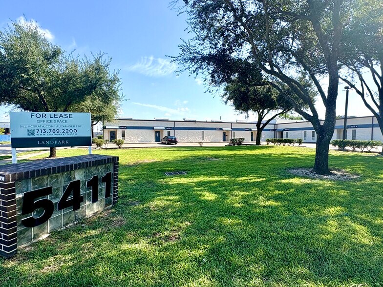 5411 Brookglen Dr, Houston, TX à louer - Photo du bâtiment - Image 2 de 10