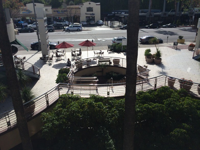 17401-17405 Ventura Blvd, Encino, CA à louer - Photo du bâtiment - Image 3 de 24
