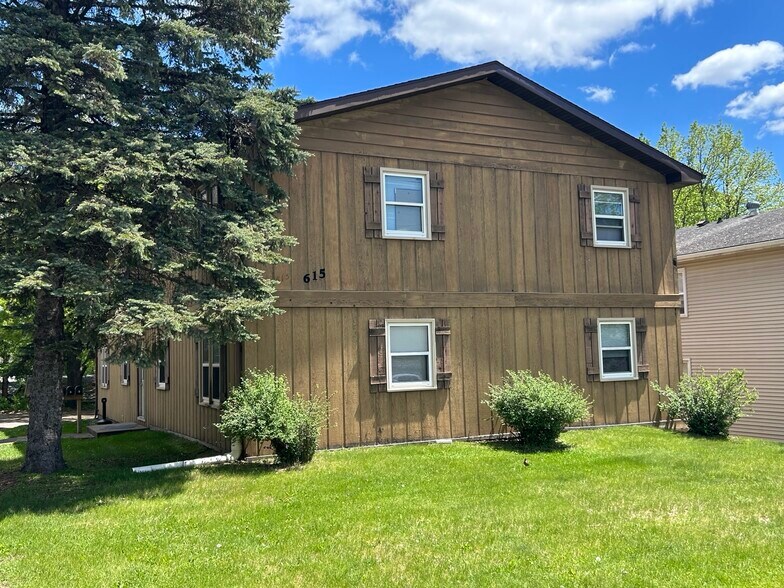 615 Mount Nemo Ave, Eau Claire, WI à vendre - Photo du bâtiment - Image 2 de 15