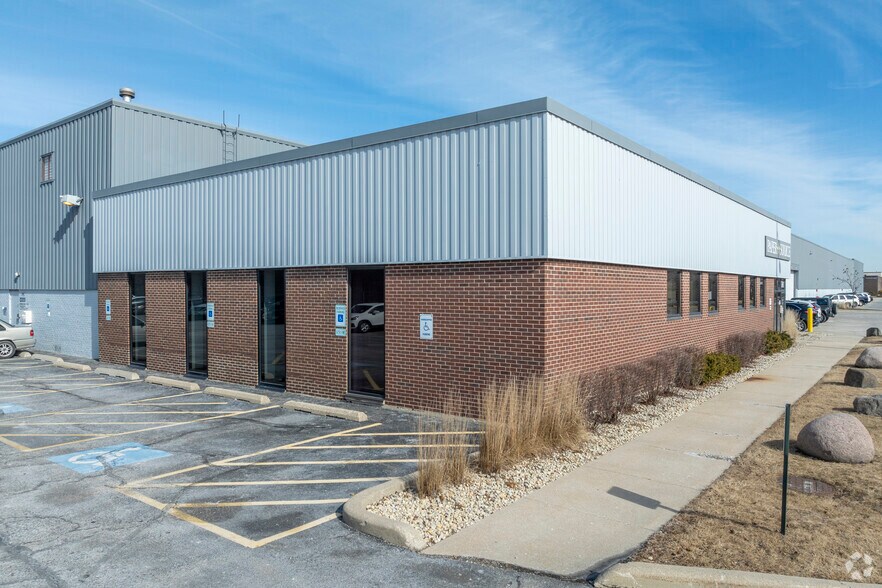 7801 Industrial Dr, Forest Park, IL à vendre - Photo du bâtiment - Image 1 de 7