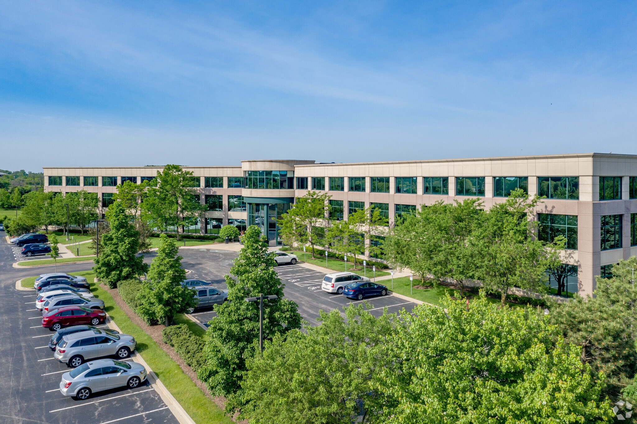 N19W24133 Riverwood Dr, Pewaukee, WI à louer Photo principale- Image 1 de 8