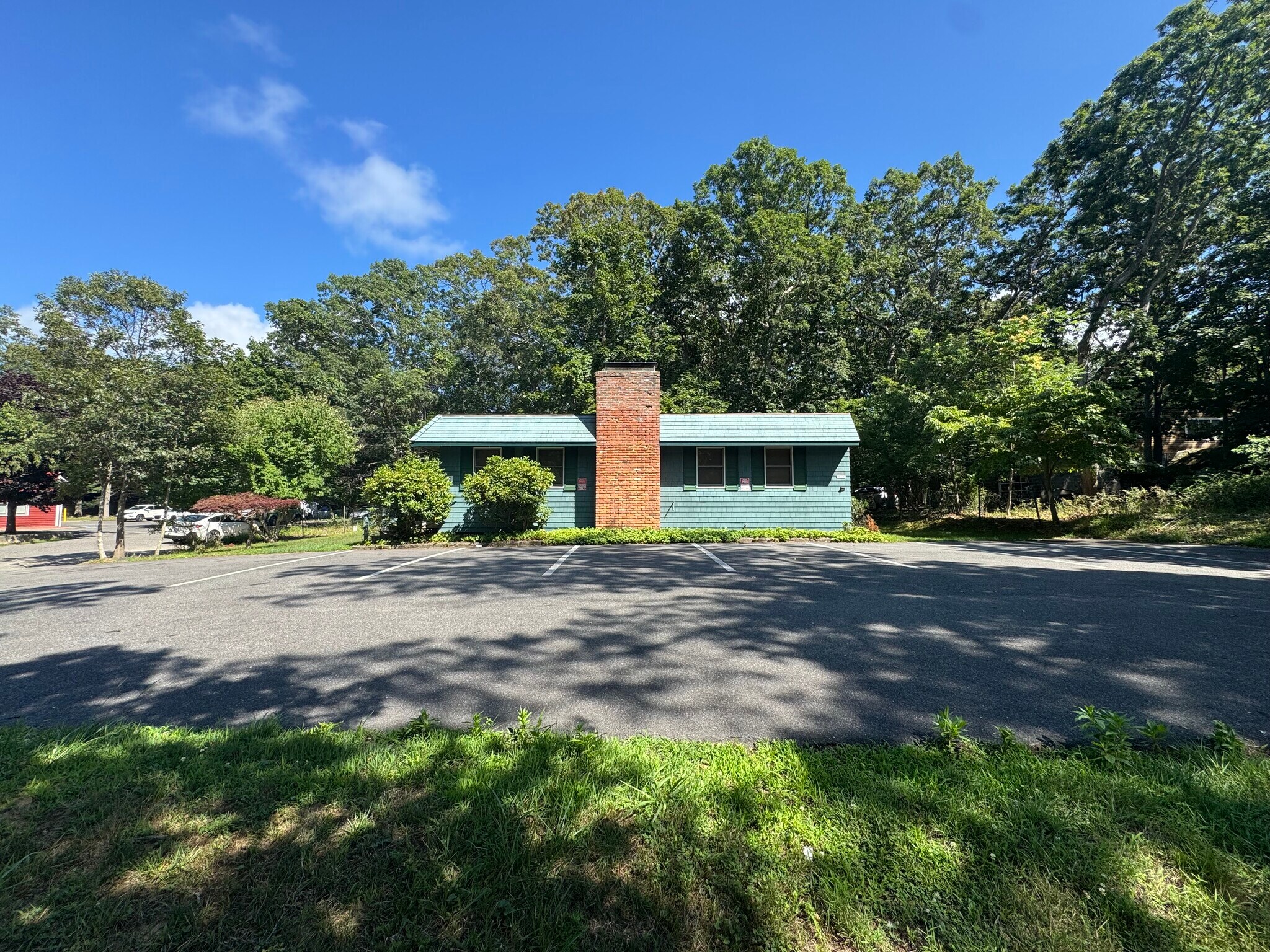 512 Three Mile Harbor HC Rd, East Hampton, NY for lease Building Photo- Image 1 of 6