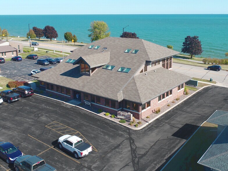 980 Maritime Dr, Manitowoc, WI à louer - Photo du bâtiment - Image 1 de 3