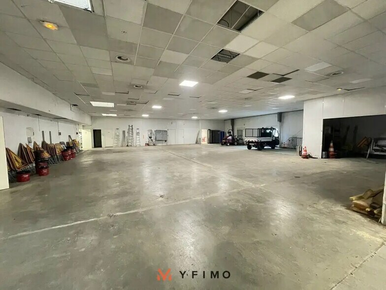 Flex in Aubergenville for lease - Interior Photo - Image 2 of 8