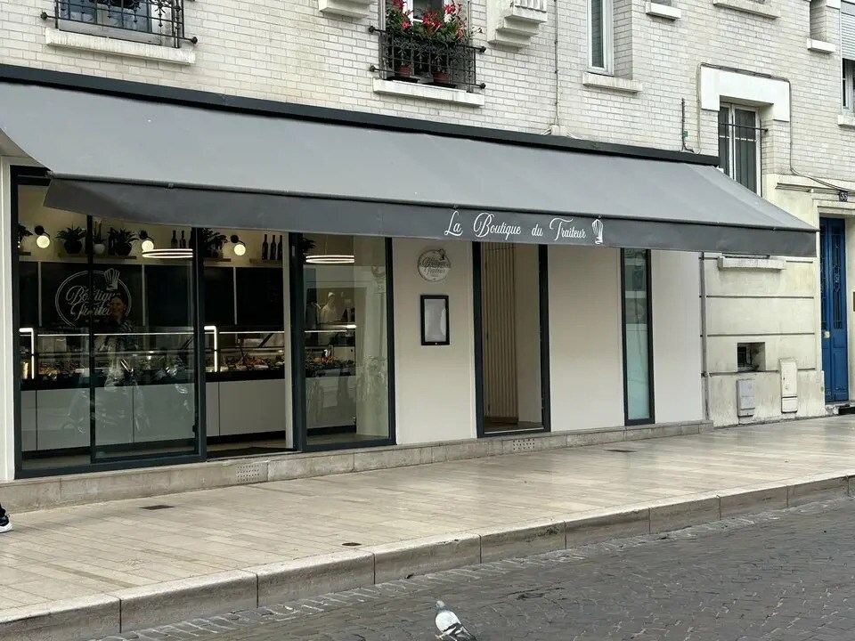 Retail in Vincennes for lease Building Photo- Image 1 of 5