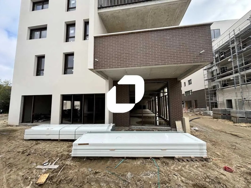 Retail in Bordeaux for lease Building Photo- Image 1 of 8