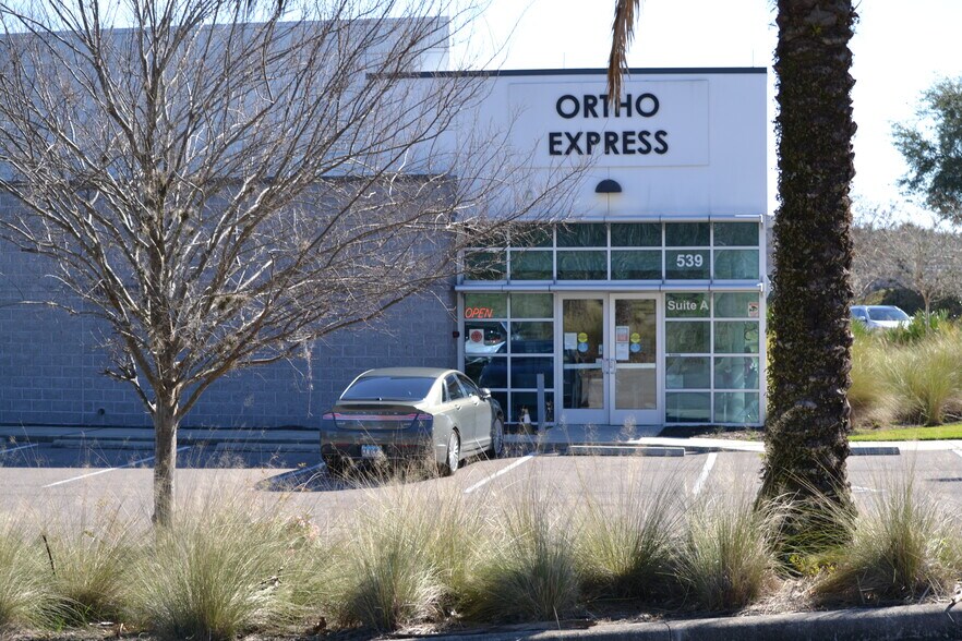 539 Rolling Acres Rd, Lady Lake, FL à louer - Photo du bâtiment - Image 3 de 15