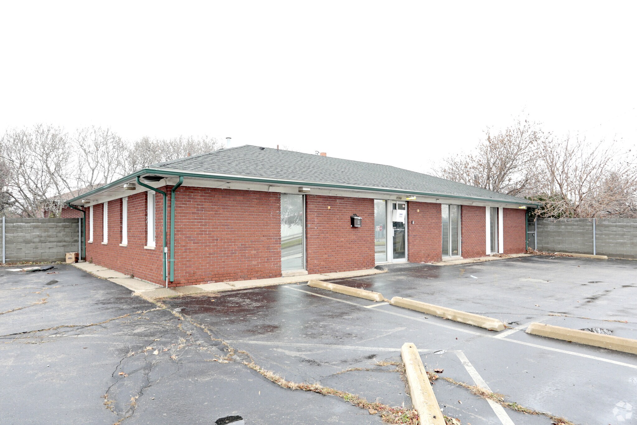 15301 E 8 Mile Rd, Eastpointe, MI for lease Primary Photo- Image 1 of 7