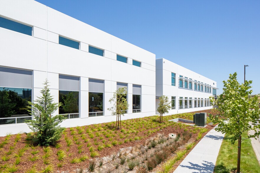 2115 North Loop Rd, Alameda, CA à louer - Photo du bâtiment - Image 3 de 8