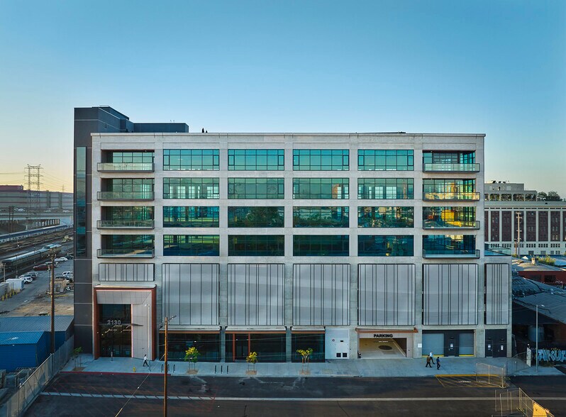 2130 Violet St, Los Angeles, CA à louer - Photo du bâtiment - Image 3 de 12