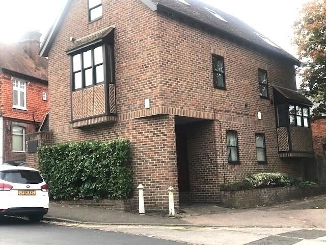 1 Wathen Rd, Dorking à vendre - Photo du bâtiment - Image 2 de 8