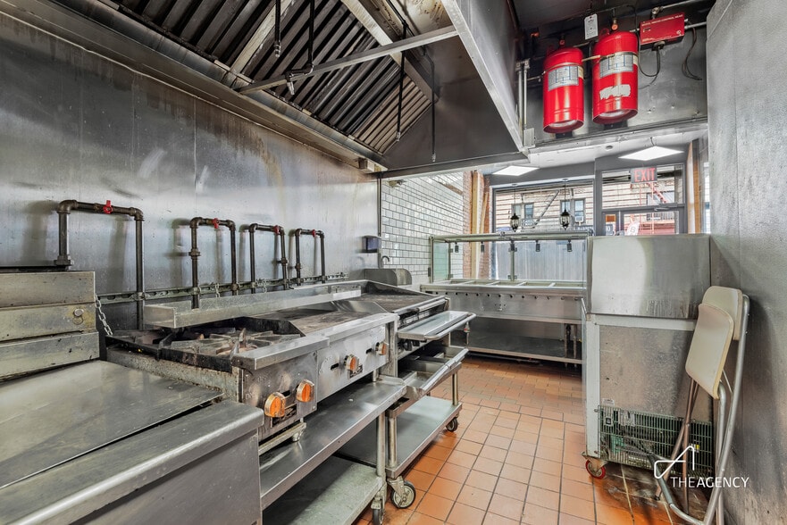 193 Utica Ave, Brooklyn, NY for lease - Interior Photo - Image 2 of 8