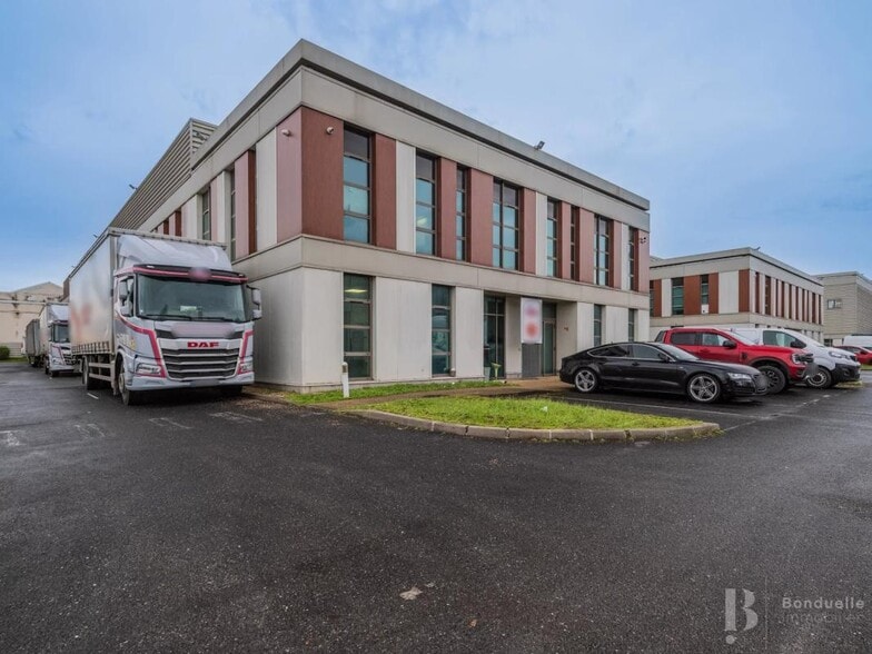 Industrial in Le Blanc-Mesnil for lease - Building Photo - Image 2 of 7